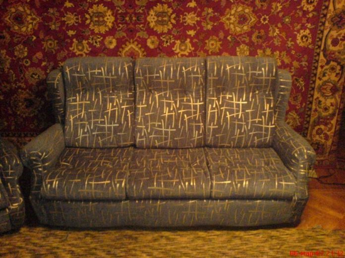 Тип дивану Французька розкладачка Матеріал для перетягування флок Термін виконання 1 день Майстри виконали роботи з перетяжки тканини