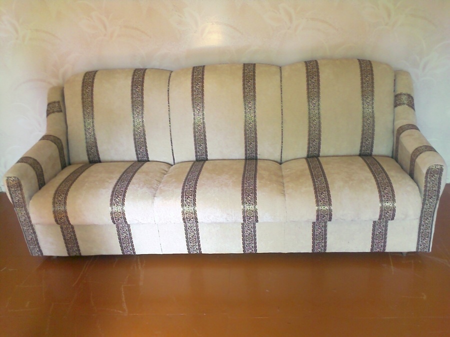 Тип дивану: Французька розкладачка. Матеріал для перетягування: флок. Термін виконання – 1 день. Майстри виконали роботи з перетяжки тканини.