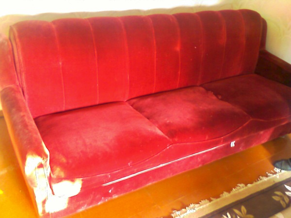 Тип дивану: Французька розкладачка. Матеріал для перетягування: флок. Термін виконання – 1 день. Майстри виконали роботи з перетяжки тканини.
