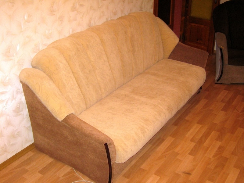 Тип дивану: Французька розкладачка. Матеріал для перетягування: флок. Термін виконання – 1 день. Майстри виконали роботи з перетяжки тканини. Початковий варіант: