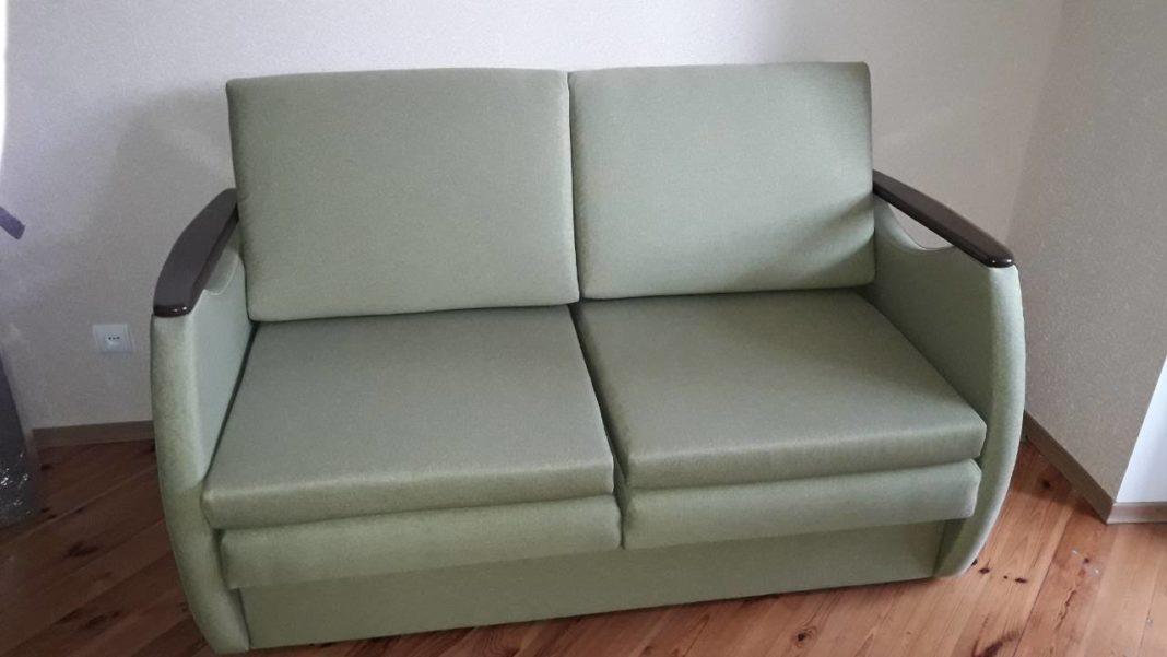 Відновлення дивана та крісла в Дніпрі: перетяжка антикотом для комфорту та стилю
