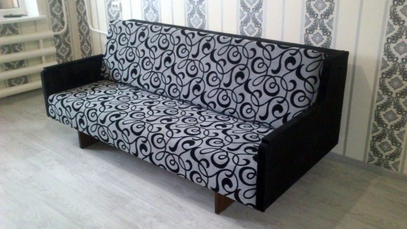 Перетяжка дивану типу піаніно тканиною флок