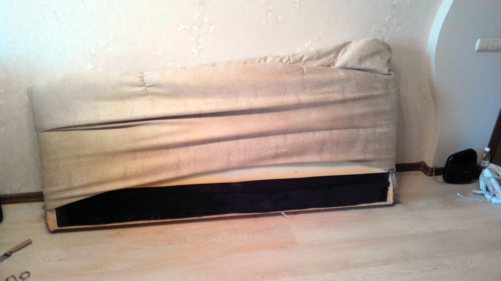 Оббивка дивана тканиною флок Матеріал для перетягування: флок. Термін виконання – 1 день. Майстри виконали роботи з перетяжки тканини.