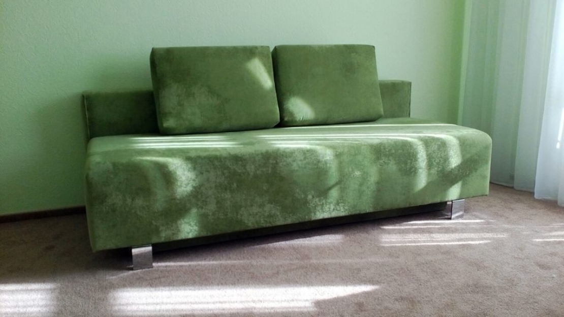Оббивка дивана тканиною флок зеленого кольору Матеріал для перетягування: флок. Термін виконання – 1 день. Майстри виконали роботи з перетяжки тканини.