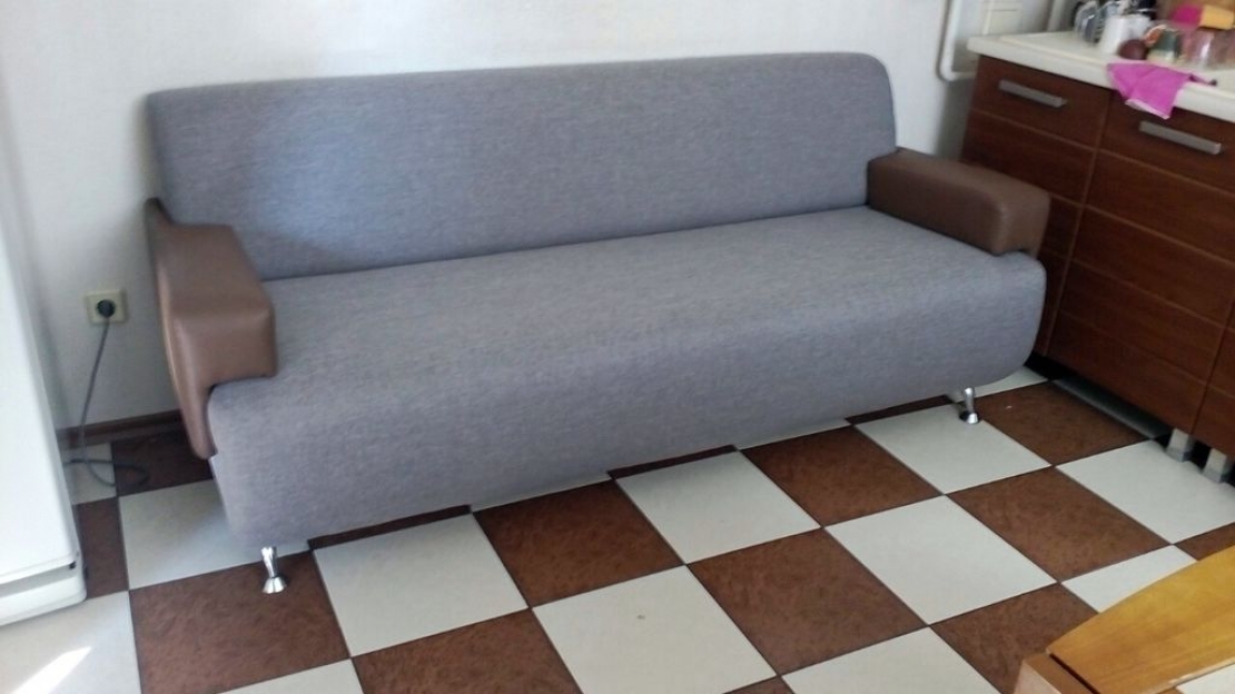 Перетяжка диван-ліжка у Дніпрі Матеріал для перетяжки: Жаккард. Термін виконання – 1 день. Майстри виконали роботи з перетяжки тканини, замінили поролон