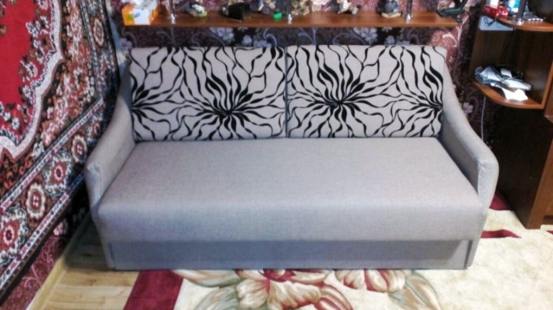 Перетяжка розкладний диван «Алеко» Матеріал для перетягування: флок. Термін виконання – 1 день. Майстри виконали роботи з перетяжки тканини, замінили поролон.