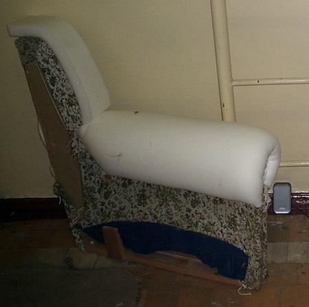 Перетяжка крісла тканиною шеніл Матеріал для перетяжки: шеніл. Термін виконання – 1 день. Майстри виконали роботи з перетяжки тканини, заміни поролону.