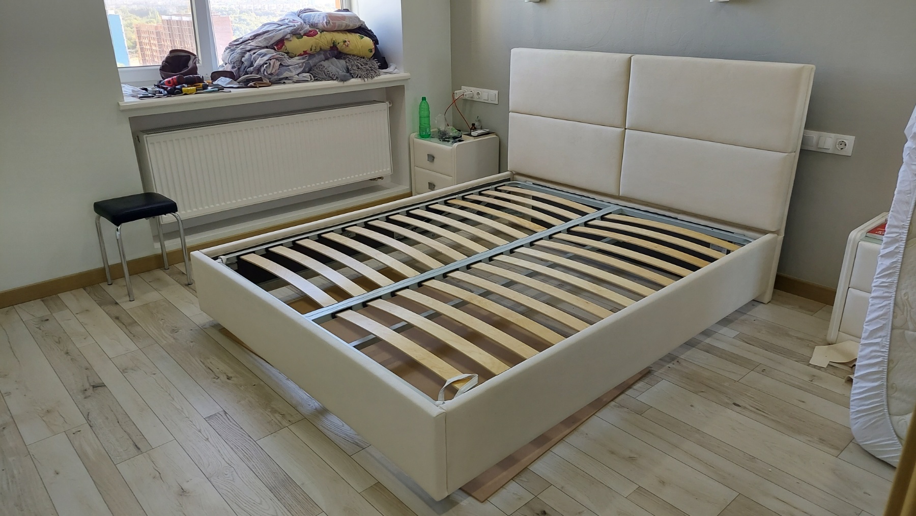 перетяжка двуспальной кровати, обивка кровати, ремонт мягкой мебели, перетяжка мебели на дому, перетяжка изголовья кровати, обновление мебели, перетяжка кровати цена, реставрация кровати, замена обивки кровати, перетяжка мебели цена