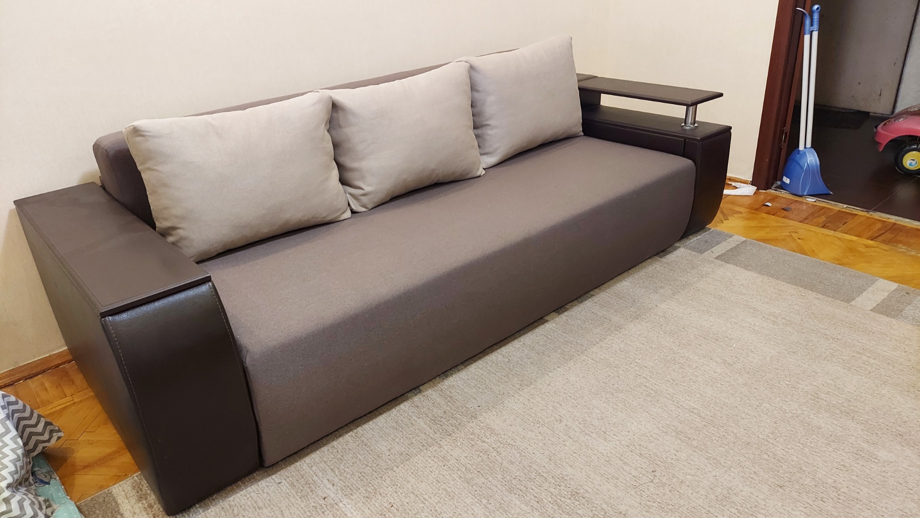 перетяжка дивана, перетяжка мебели, обивка дивана, ремонт дивана, перетяжка дивана на дому, замена поролона в диване, реставрация мебели