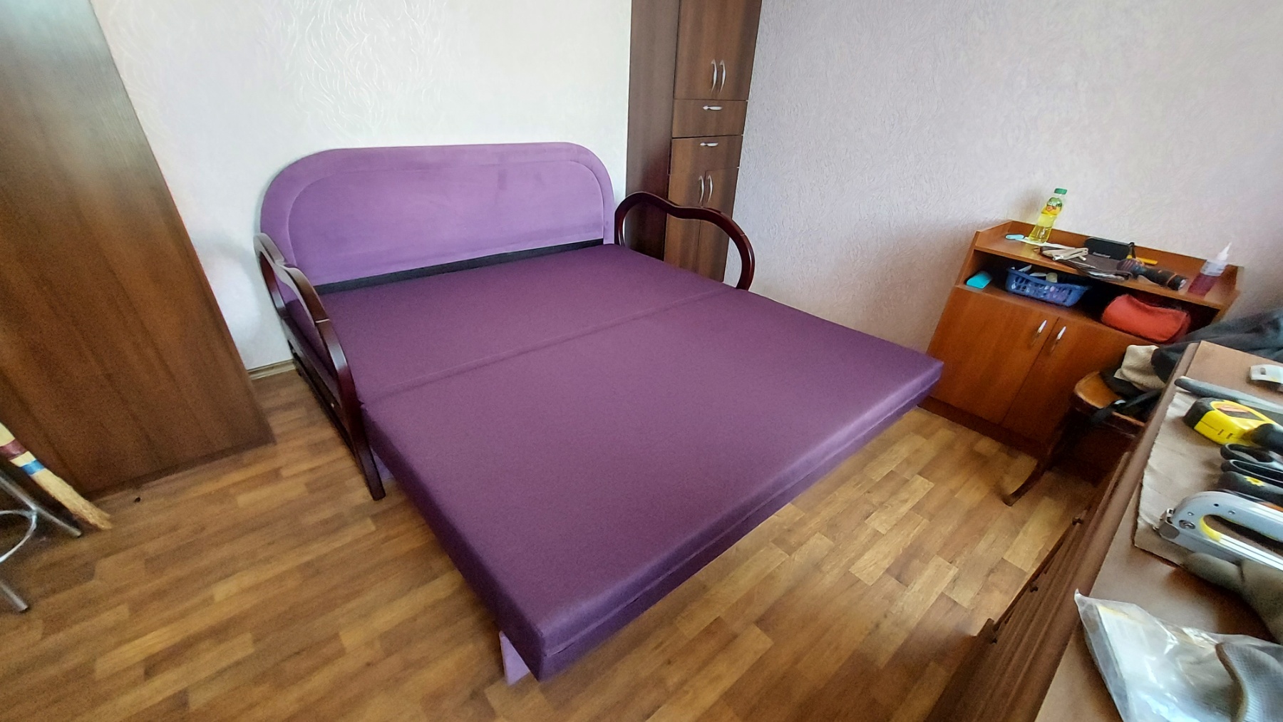 перетяжка дивана Днепр, фиолетовый диван, обивка дивана Днепр, перетяжка мебели за 1 день, замена поролона дивана, ремонт дивана